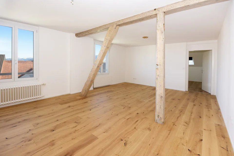 heimelige neuwertige 3.5 Zimmer-Dachwohnung 2. OG