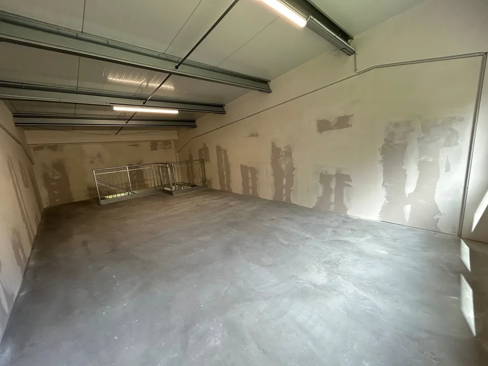 Moderne 2-stöckige Industriehalle in Vallorbe – Foto 8 von 9