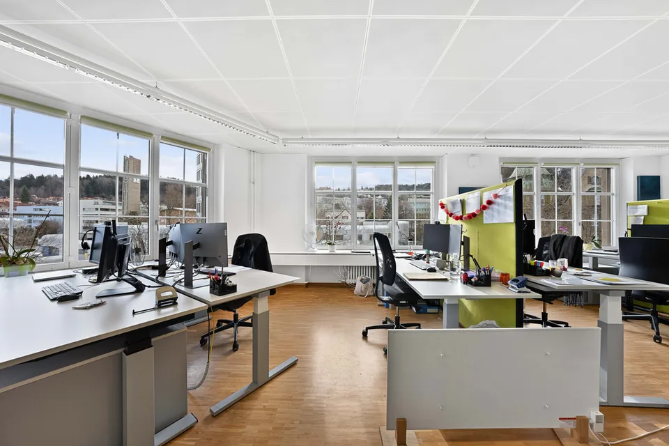 Espace de bureau central avec équipements modernes à St. Gallen