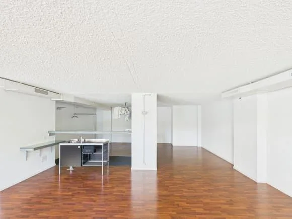 Spazio funzionale per ufficio/studio/studio con posto a sedere in giardino nel distretto 6