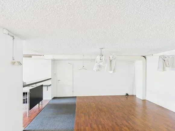 Spazio funzionale per ufficio/studio/studio con posto a sedere in giardino nel distretto 6
