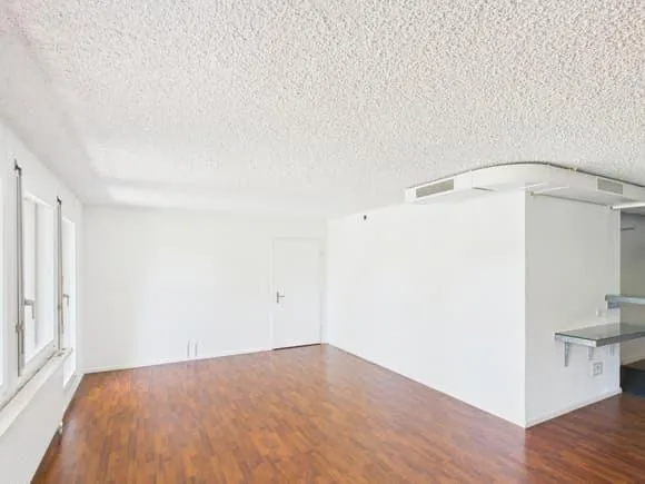 Spazio funzionale per ufficio/studio/studio con posto a sedere in giardino nel distretto 6