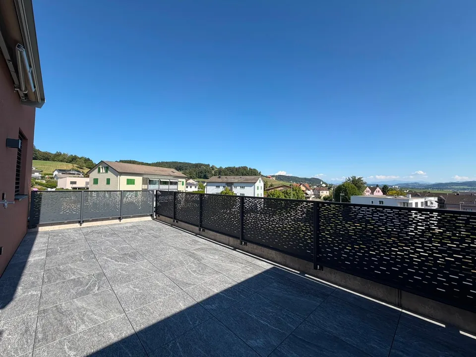 Appartement en attique 3.5 pièces neuf au 3e étage à Bettwiesen – disponible immédiatement