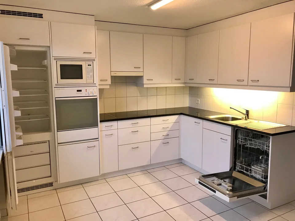 Beautiful and bright 3-room apartment on the 2nd floor near Bachgraben