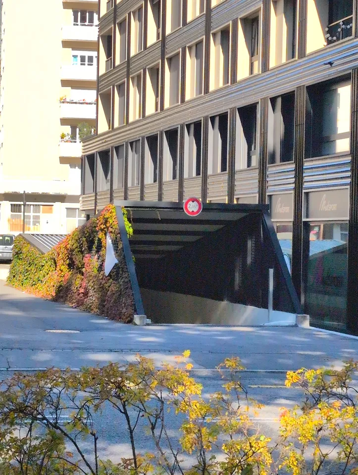 Zu vermieten! Innenparkplätze für Autos + Motorräder, zwei Schritte von der Place de Rome in Martigny!