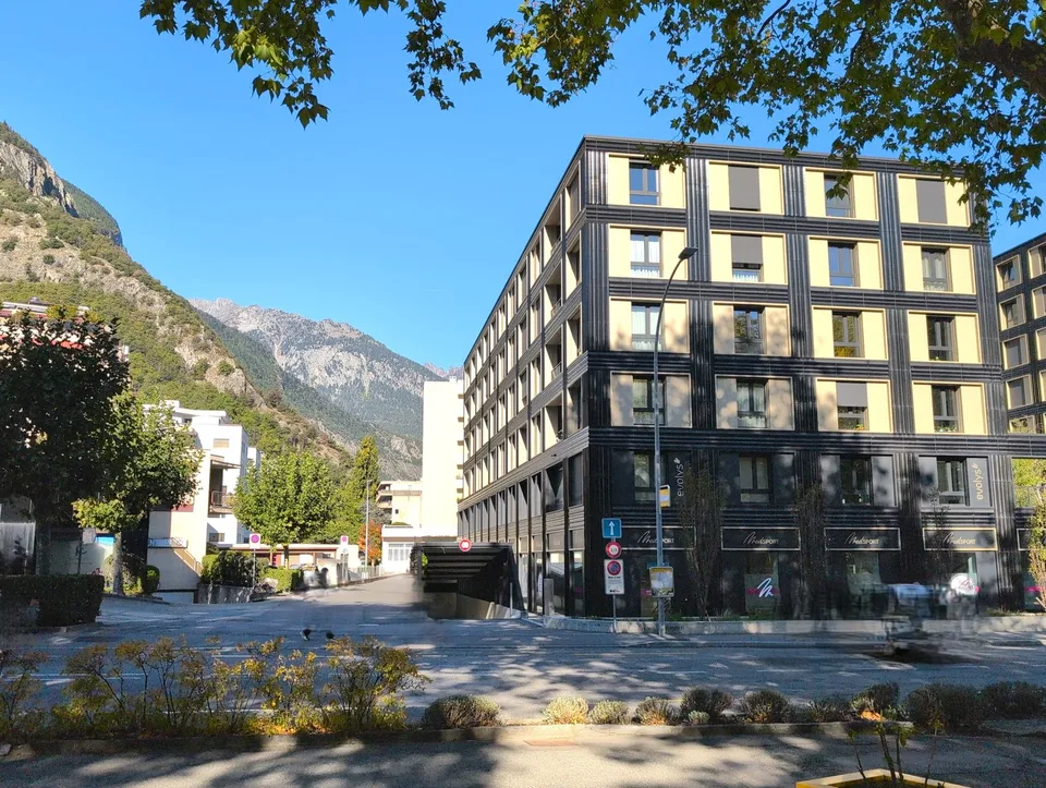 Zu vermieten! Innenparkplätze für Autos + Motorräder, zwei Schritte von der Place de Rome in Martigny!