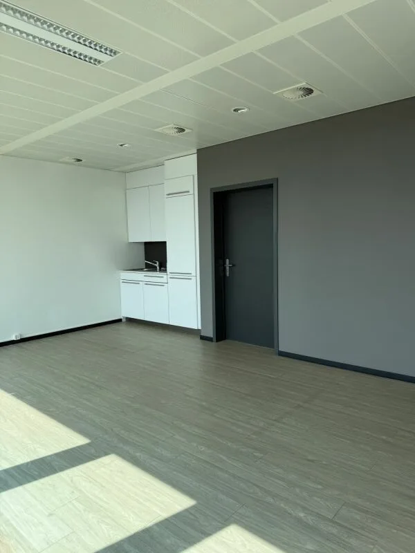 Surface de bureaux de 92 m² offrant un cadre de travail fonctionnel et agréable, idéal pour une activité administrative ou de services.