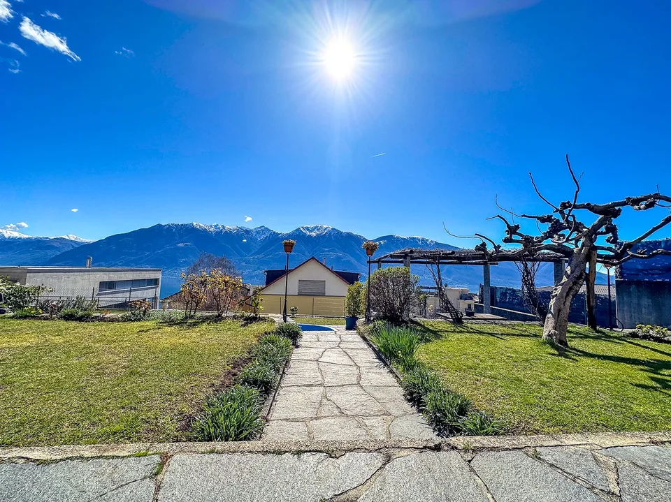 3-1/2 Zimmerwohnung mit Garten und Seeblick / 3.5 con giardino