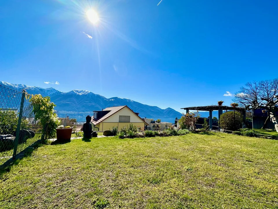 3-1/2 Zimmerwohnung mit Garten und Seeblick / 3.5 con giardino