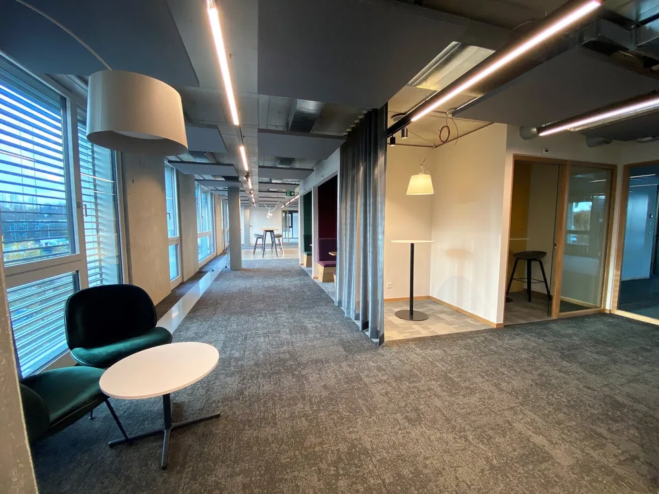 TERRASSE EXCLUSIVE POUR CHAQUE BUREAU - Espaces de bureau modernes aménagés à Glattpark