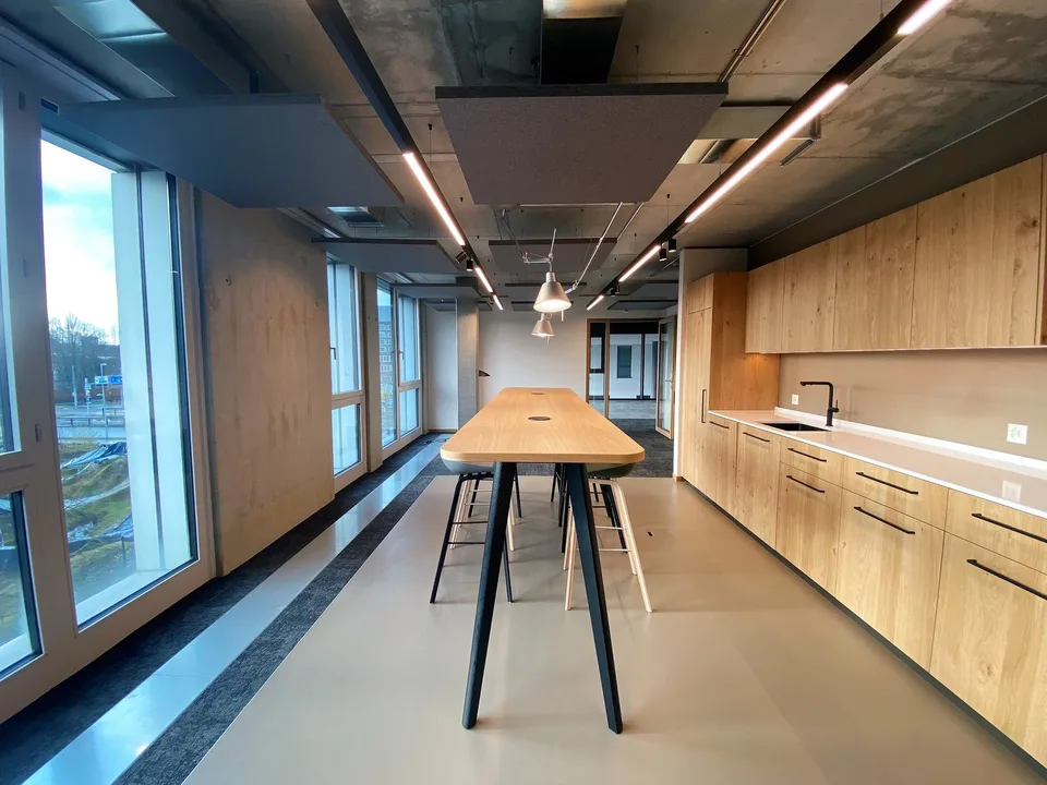 TERRASSE EXCLUSIVE POUR CHAQUE BUREAU - Espaces de bureau modernes aménagés à Glattpark