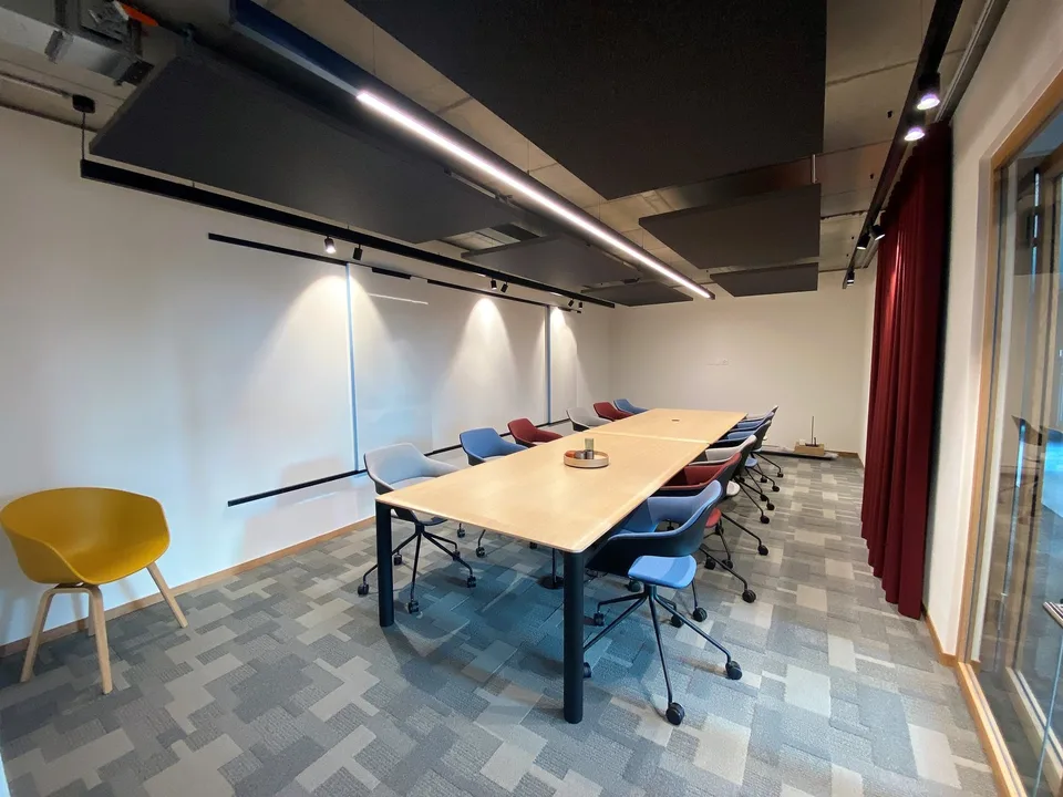 TERRASSE EXCLUSIVE POUR CHAQUE BUREAU - Espaces de bureau modernes aménagés à Glattpark