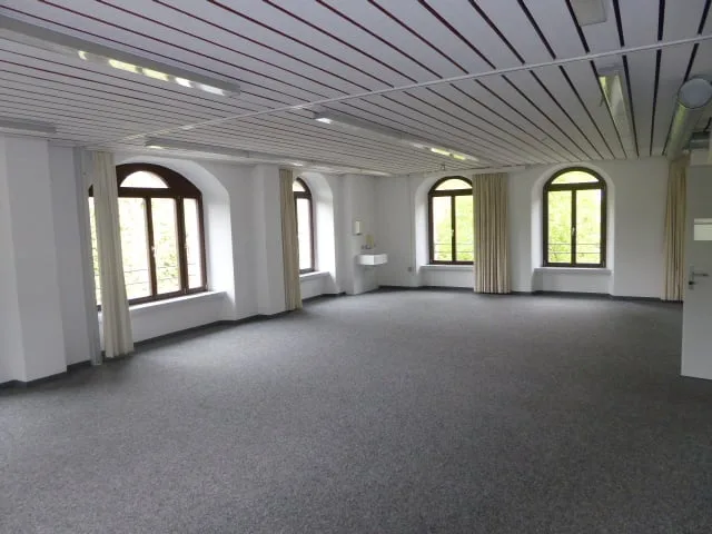 Multifunktionale und hochwertig ausgebaute Büro- / Schulungsräume