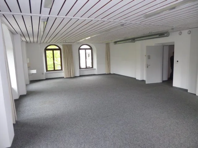 Multifunktionale und hochwertig ausgebaute Büro- / Schulungsräume
