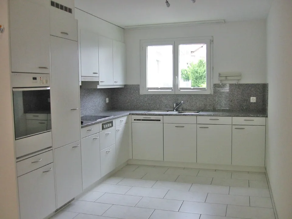 Appartamento di 4.5 locali con balcone e vista panoramica ad Auw