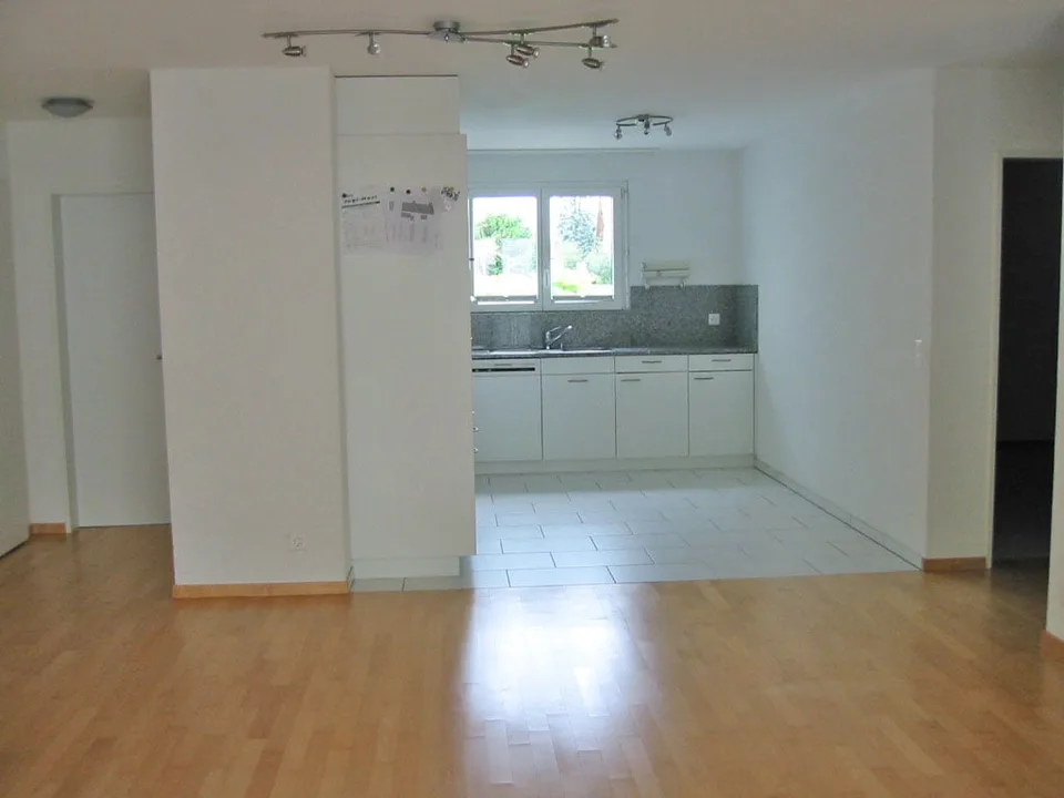 Appartamento di 4.5 locali con balcone e vista panoramica ad Auw