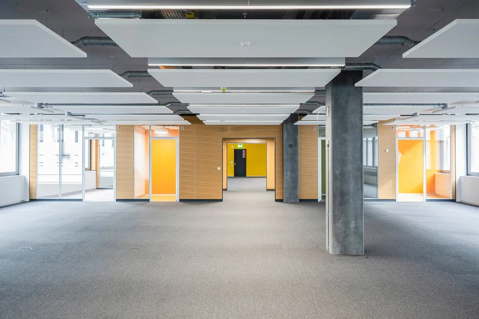 Moderne Büroflächen mit zahlreichen Parkplätzen - Power Tower Baden