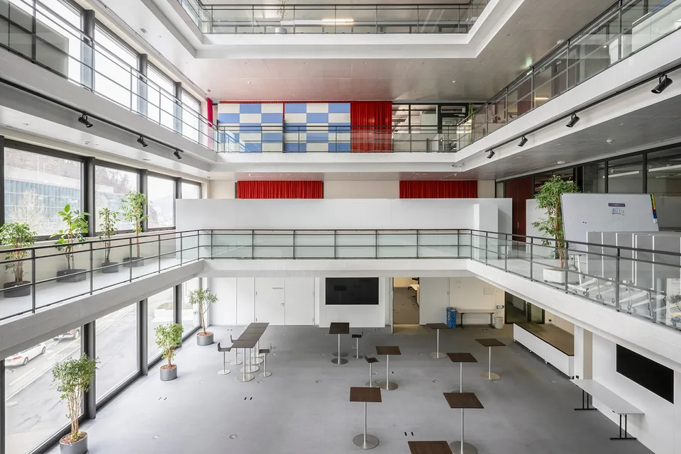 Spazi aziendali moderni con numerosi parcheggi - Power Tower Baden