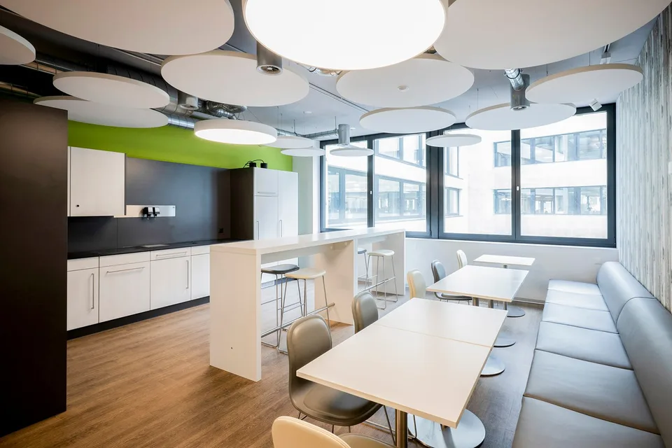 Spazi aziendali moderni con numerosi parcheggi - Power Tower Baden