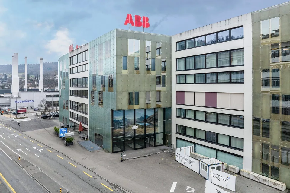 Spazi aziendali moderni con numerosi parcheggi - Power Tower Baden