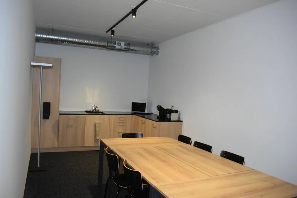 Office spaces with high construction standard, archive and kitchen