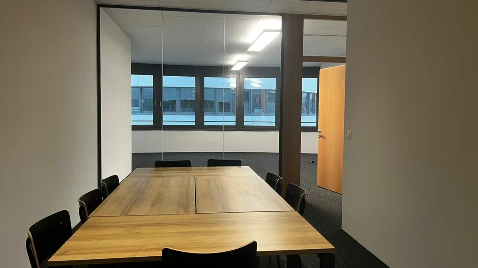 Office spaces with high construction standard, archive and kitchen