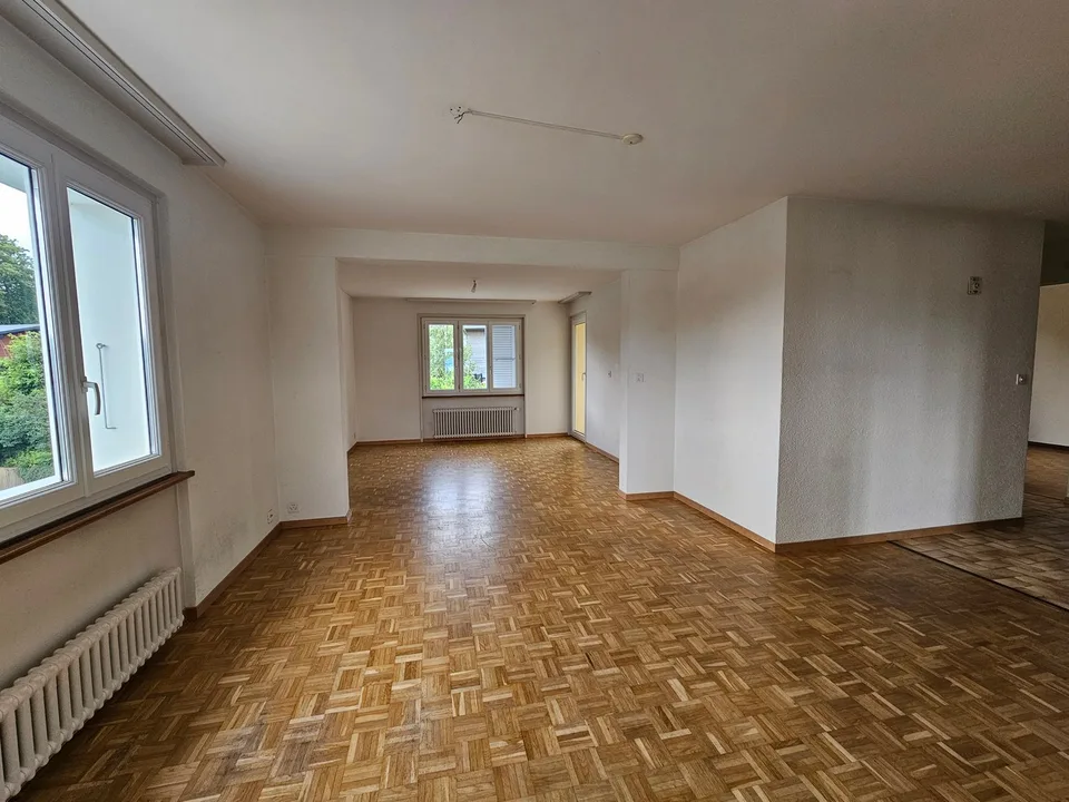 Appartamento di 4 locali con balconi e garage a Val-de-Ruz