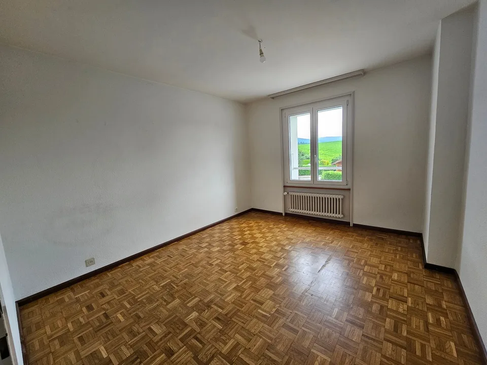 Appartamento di 4 locali con balconi e garage a Val-de-Ruz
