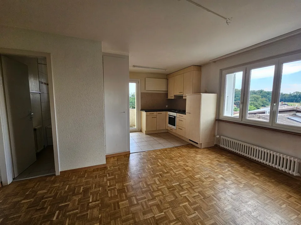Appartamento di 4 locali con balconi e garage a Val-de-Ruz