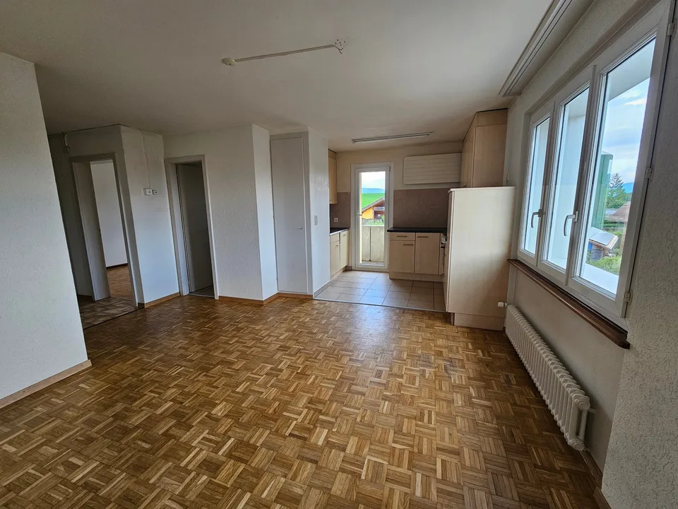 Appartamento di 4 locali con balconi e garage a Val-de-Ruz