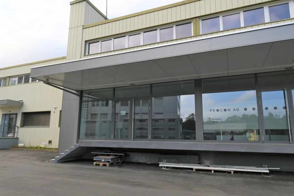 Ausstellung mit Büro und Toilette