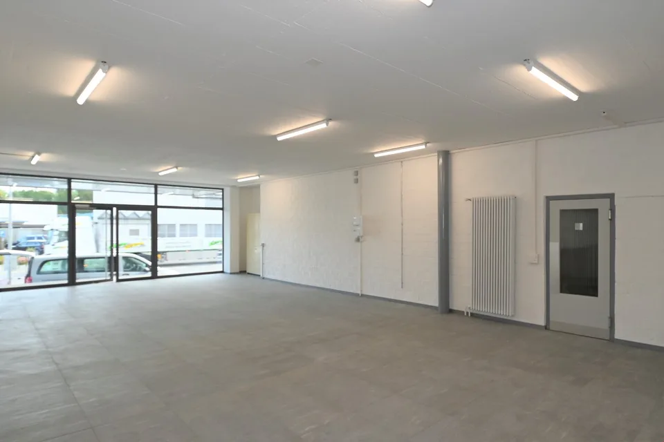 Ausstellung mit Büro und Toilette