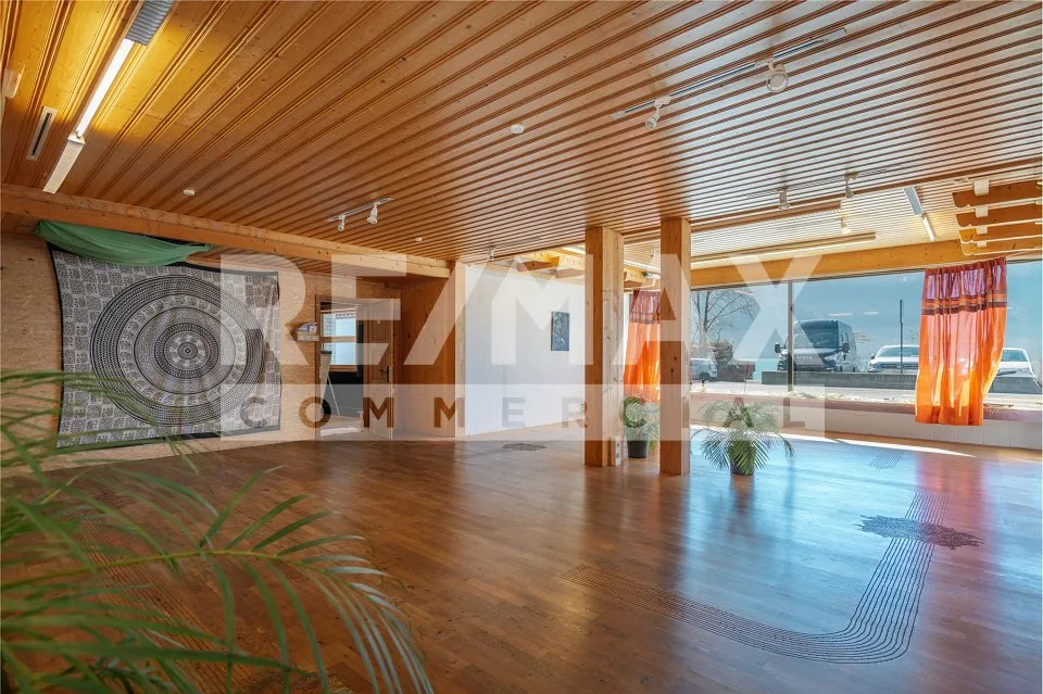 Negozio, ufficio o spazio per studio in affitto in una posizione ottimale a Brienz