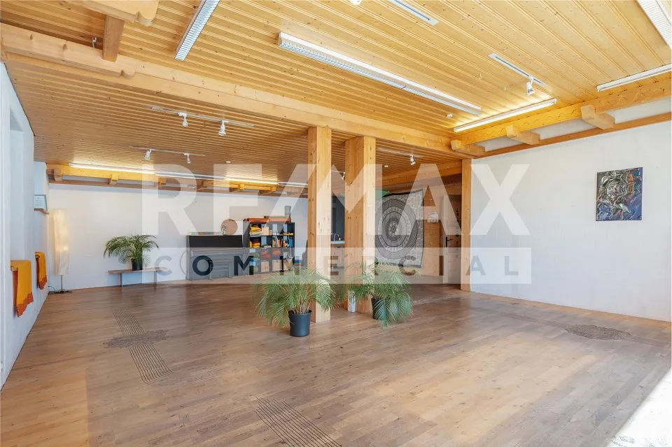 Negozio, ufficio o spazio per studio in affitto in una posizione ottimale a Brienz