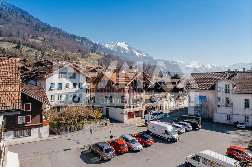 Negozio, ufficio o spazio per studio in affitto in una posizione ottimale a Brienz
