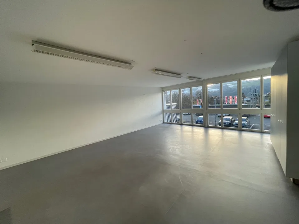 Edificio commerciale con studi, uffici, locali di vendita