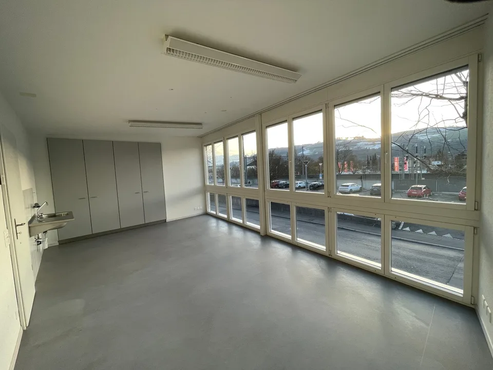 Edificio commerciale con studi, uffici, locali di vendita