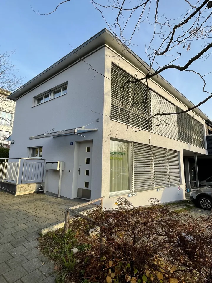 Edificio commerciale con studi, uffici, locali di vendita