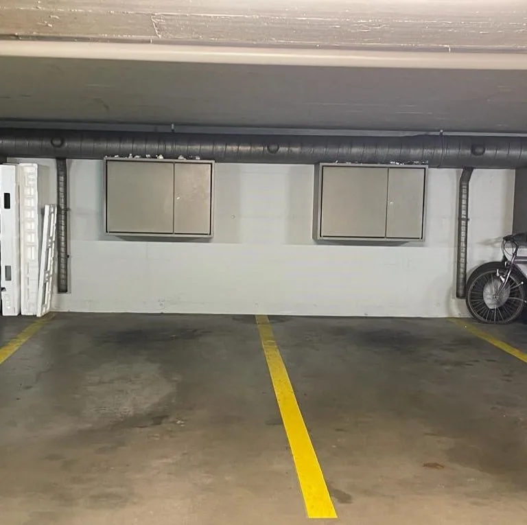 Grosse Autoeinstellhallenplätze mit Aufbewahrungsbox zu vermieten