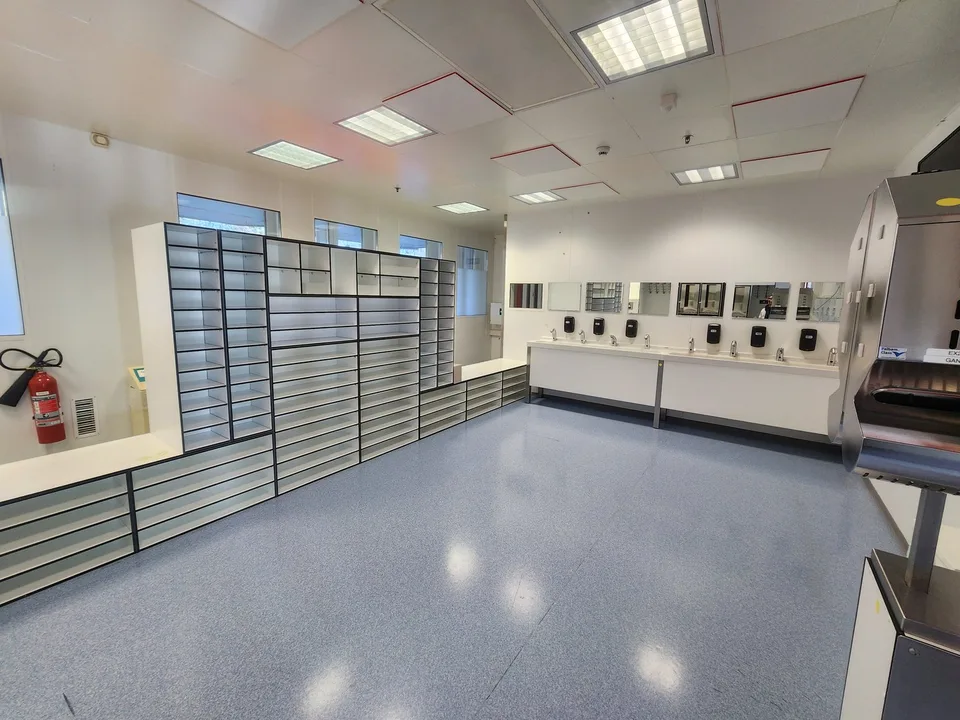 Salle blanche et espace industriel moderne de 392 m² à Neuchâtel – photo 18 sur 29