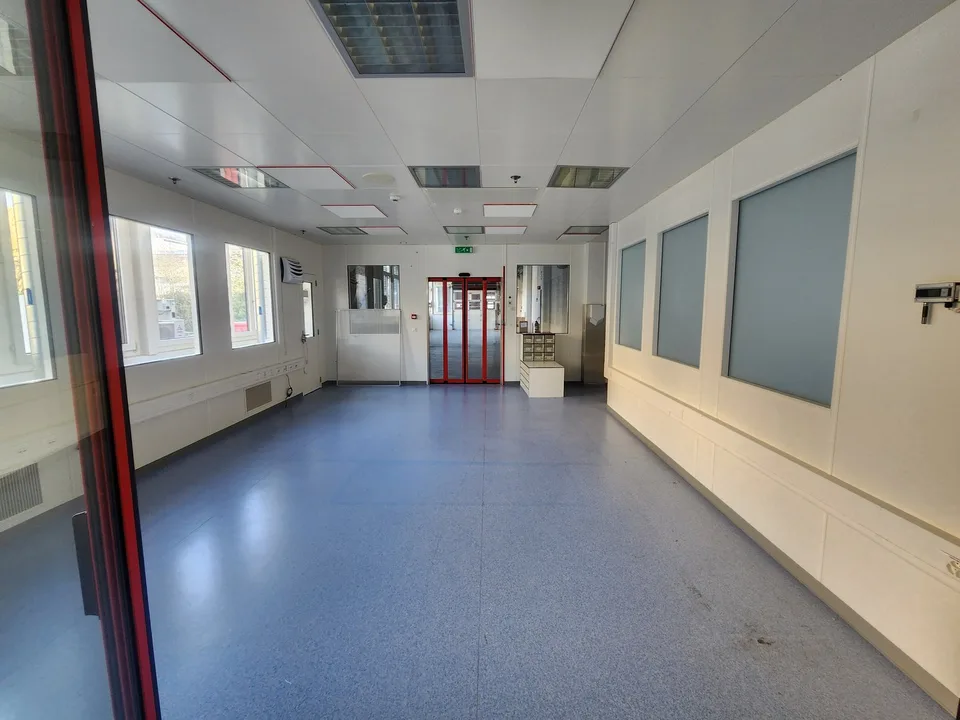 Salle blanche et espace industriel moderne de 392 m² à Neuchâtel – photo 19 sur 29