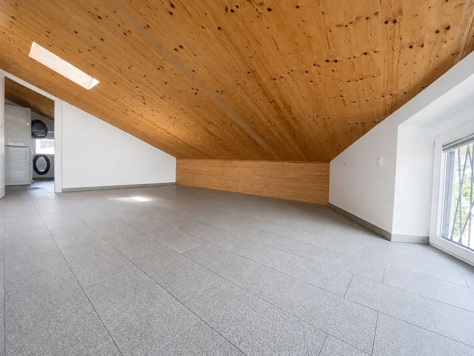 Elegantes Dachgeschoss-Attico mit 2.5 Zimmern, komplett renoviert – Foto 11 von 12
