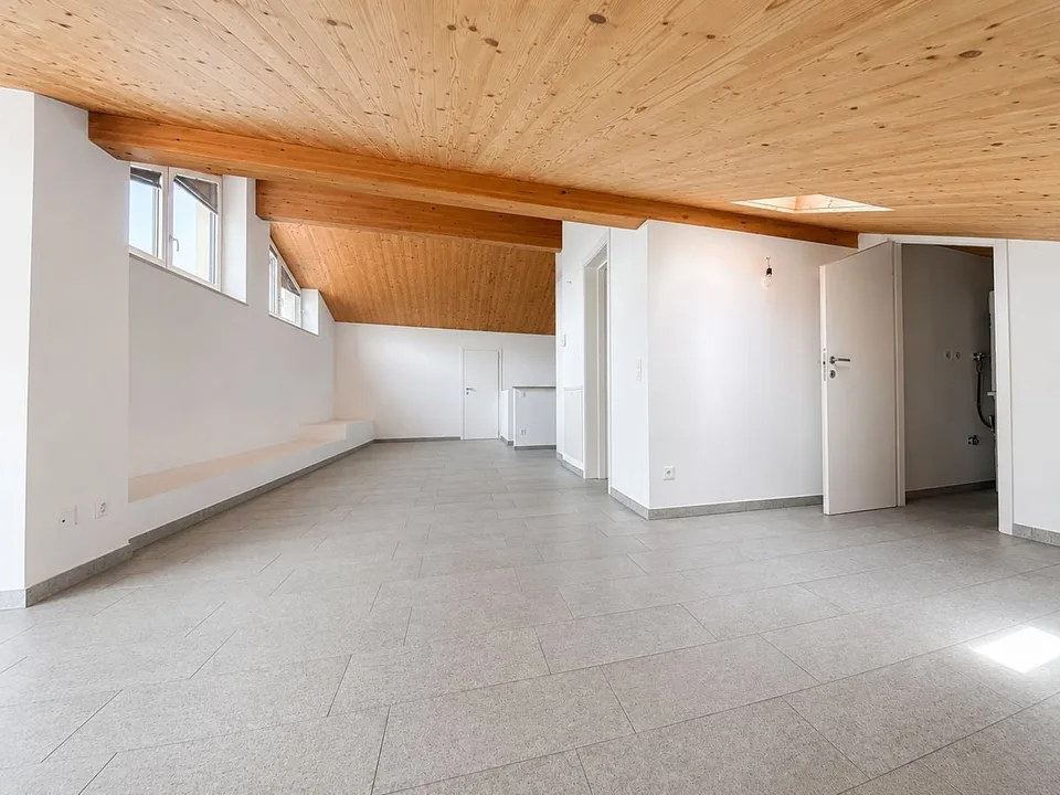 Elegantes Dachgeschoss-Attico mit 2.5 Zimmern, komplett renoviert – Foto 12 von 12