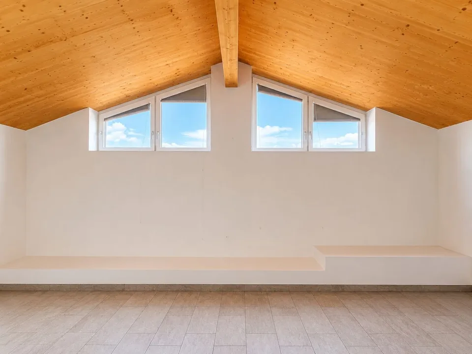 Elegantes Dachgeschoss-Attico mit 2.5 Zimmern, komplett renoviert – Foto 7 von 12