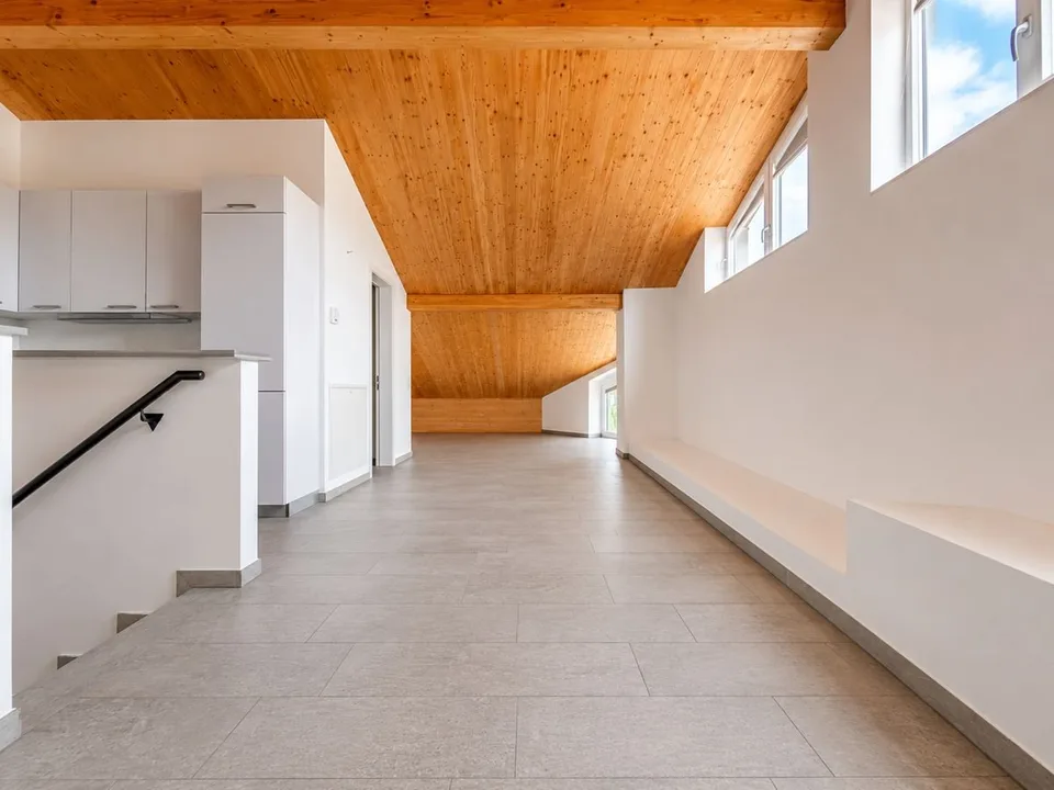 Elegantes Dachgeschoss-Attico mit 2.5 Zimmern, komplett renoviert – Foto 10 von 12