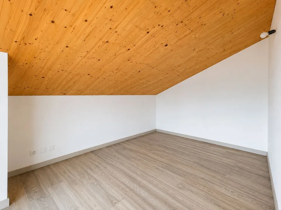 Elegantes Dachgeschoss-Attikawohnung mit 2.5 Zimmern, komplett renoviert