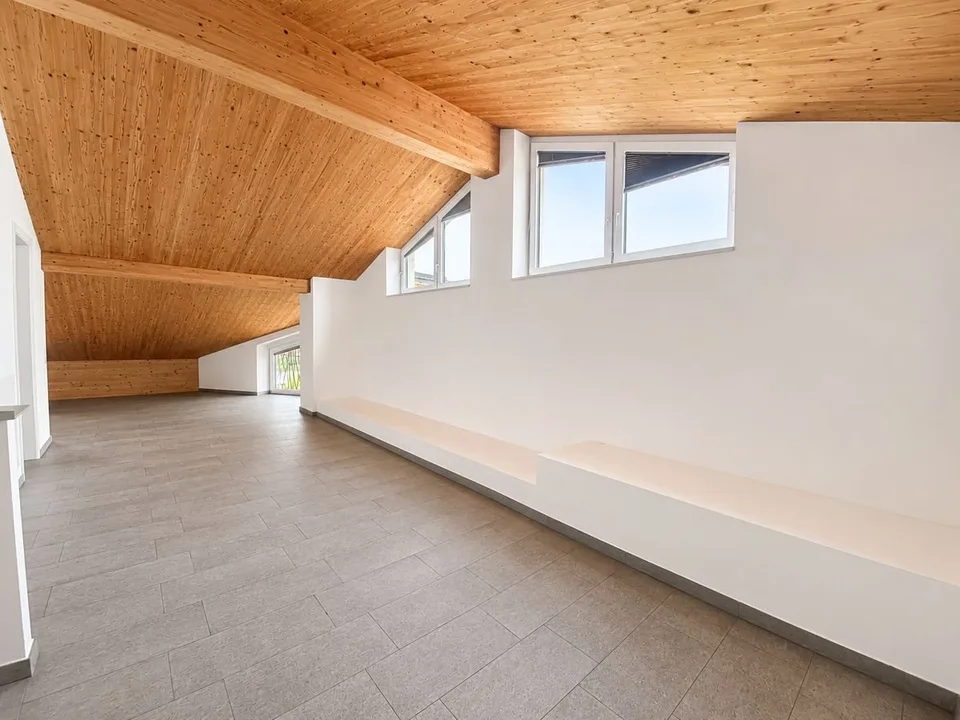 Elegantes Dachgeschoss-Attico mit 2.5 Zimmern, komplett renoviert – Foto 8 von 12