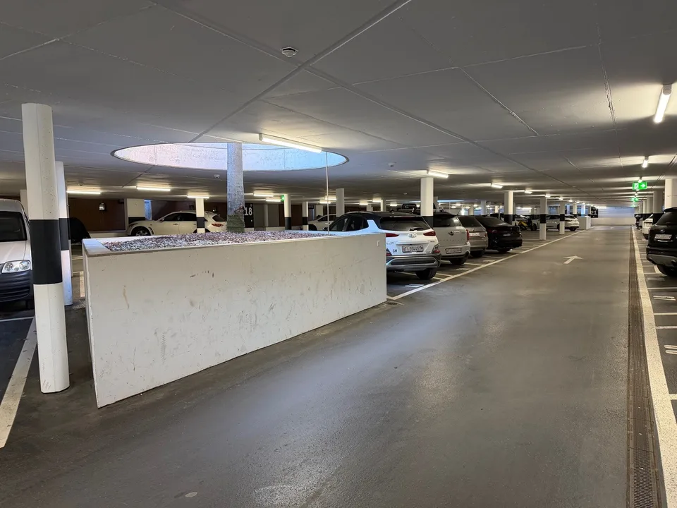 Parkplatz in der Tiefgarage auch für Elektroautos in Agno