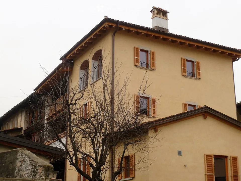 Affascinante duplex di 6 locali in edificio storico ad Arzo