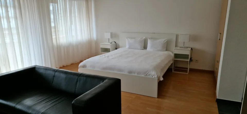 Studio möbliert mit Service